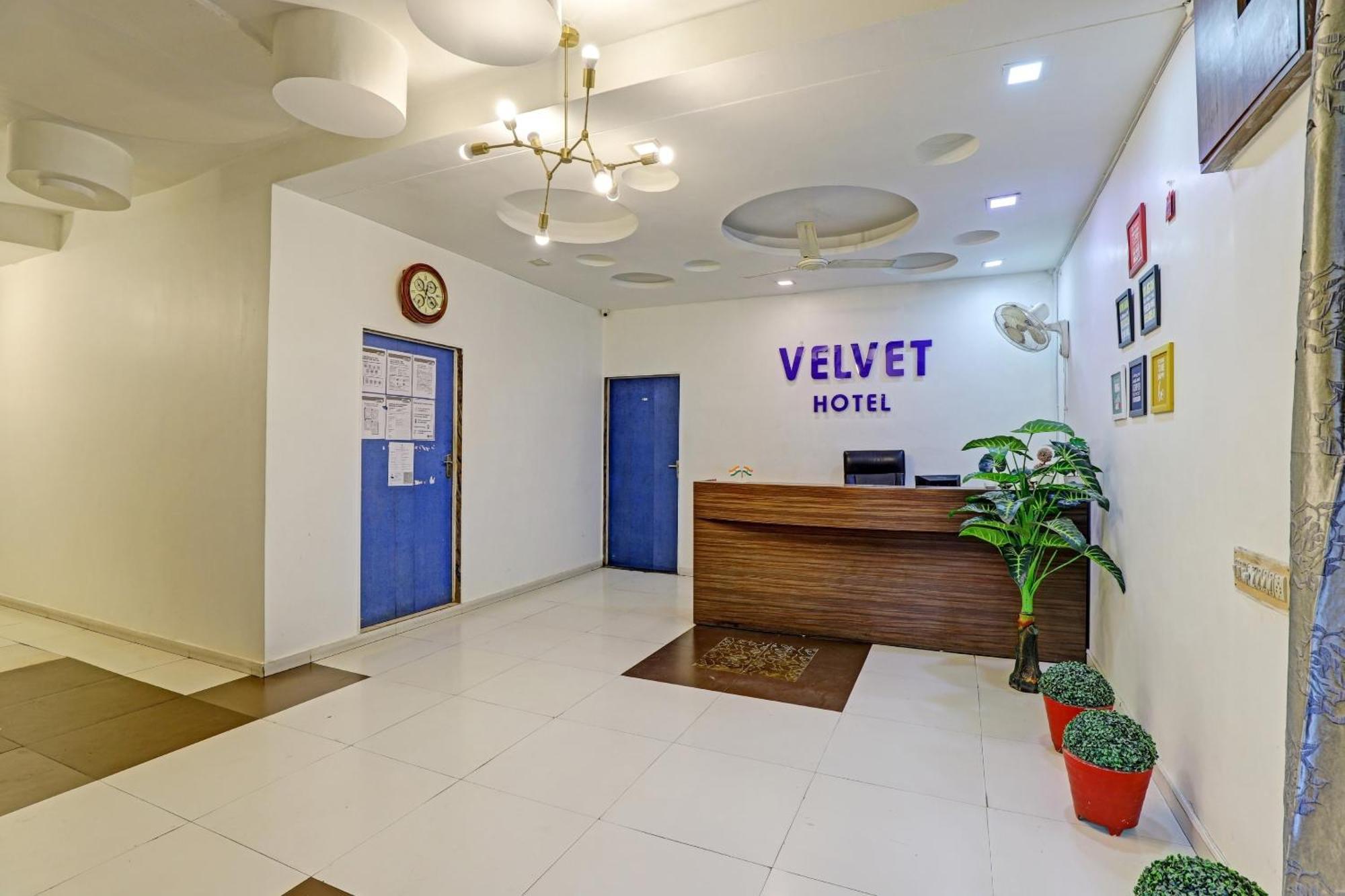 Hotel Velvet Раджкот Экстерьер фото