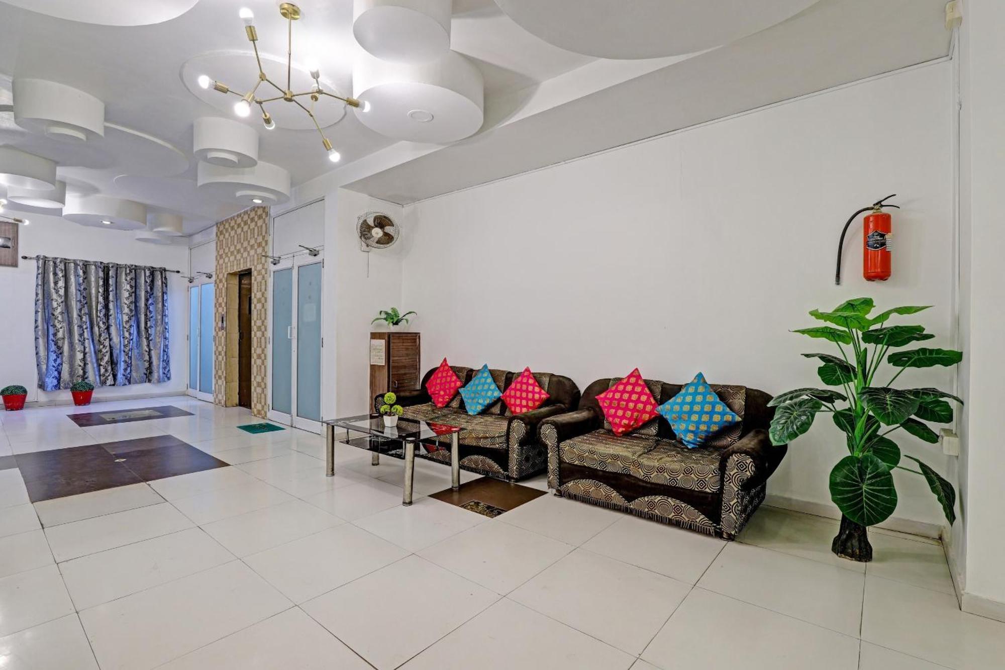 Hotel Velvet Раджкот Экстерьер фото