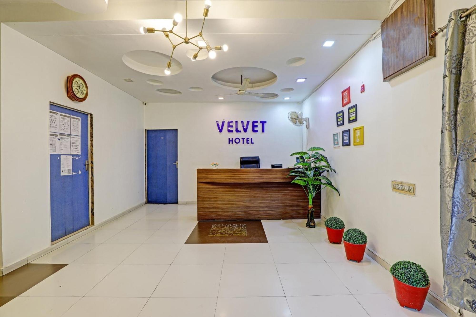 Hotel Velvet Раджкот Экстерьер фото